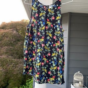 Old Navy sleeveless floral shirt, Size L.